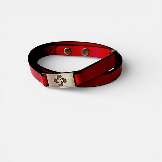 Terra Cross – Bracelet double tour cuir rouge plaque Croix Basque acier vieilli